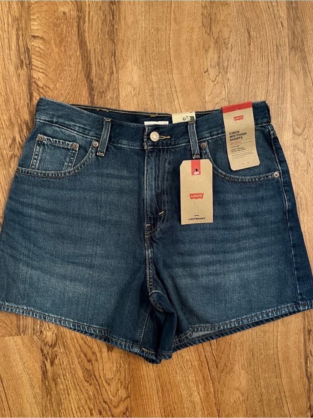 NWT Levi’s Cinch Mid-Thigh Shorts